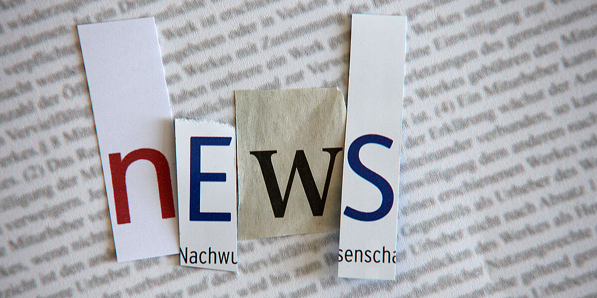 Das Wort "News" aus verschiedenen Papierschnipseln zusammengesetzt.