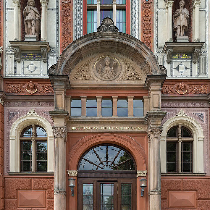 Das Eingangsportal des Universitätshauptgebäudes in Rostock.