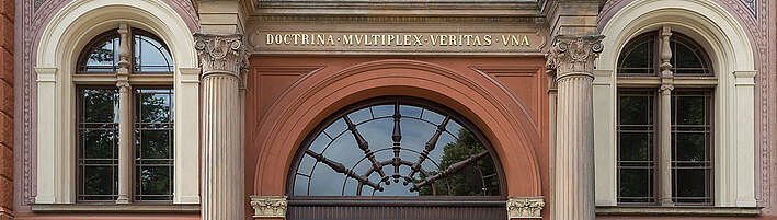 Das Eingangsportal des Universitätshauptgebäudes in Rostock.