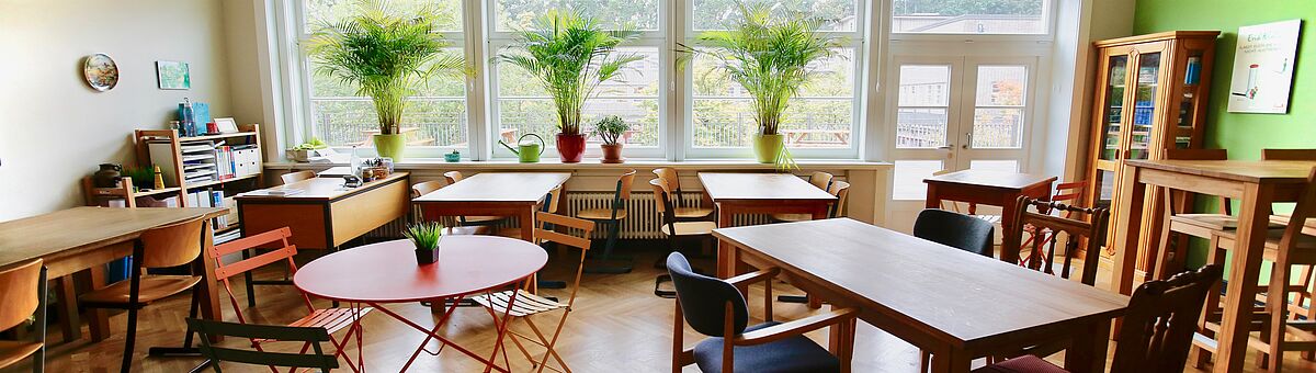 Ein Klassenzimmer, eingerichtet mit verschiedenen Stühlen und Tischen.
