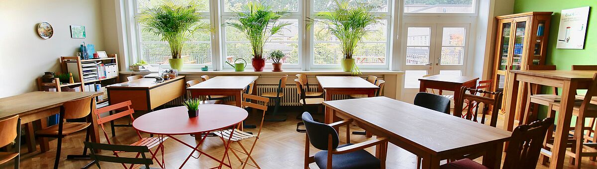 Ein Klassenzimmer, eingerichtet mit verschiedenen Stühlen und Tischen.