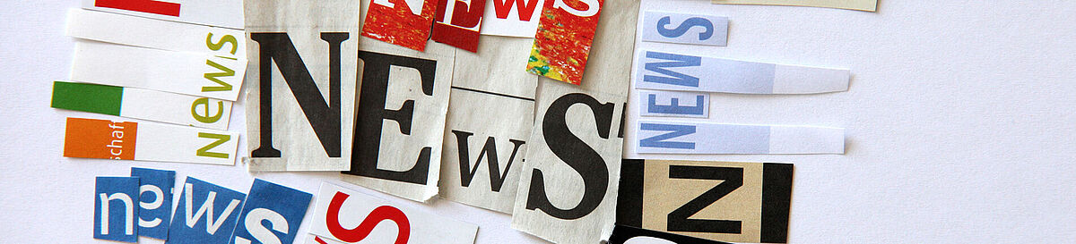 Papierschnipsel legen das Wort News