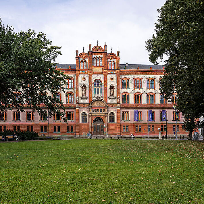 Bild des Universitätshauptgebäudes, Sitz der Theologischen Fakultät.