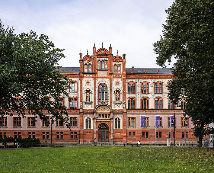 Bild des Universitätshauptgebäudes, Sitz der Theologischen Fakultät.